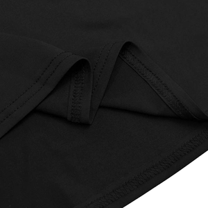 Dettaglio della cucitura professionale overlock a doppio ago su tessuto a costine nero