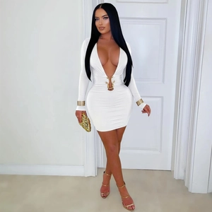 Détail de la robe blanche moulante avec décolleté en V profond et boucle serpent dorée
