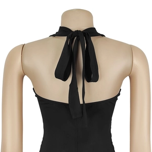 Vue détaillée du lien de cou dos nu noir sur une robe unie avec design dos ouvert