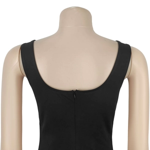 Détail de la robe noire dos nu avec décolleté en U profond et fermeture éclair invisible