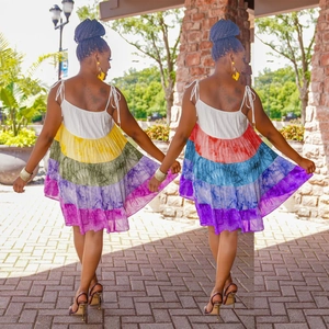 Dettaglio dell'abito estivo a balze tie-dye con spalline sottili e sfumature vivaci