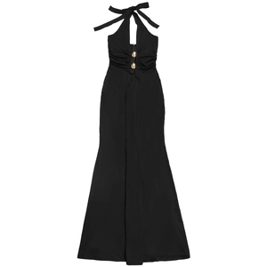 Détail de la robe maxi dos nu avec boutons dorés et design plissé sur la poitrine