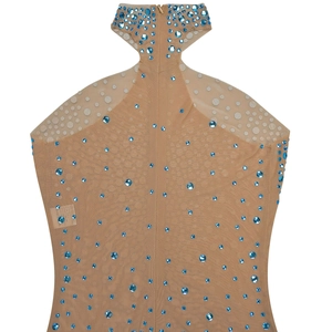 Détail de robe dos nu en tulle nude ornée de strass bleus brillants et points argentés