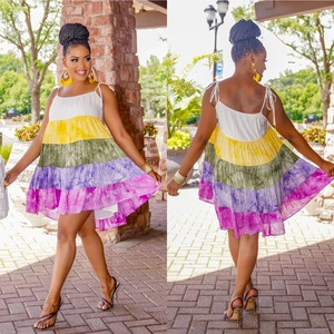 Abito estivo da donna sfumato con strati tie-dye colorati e spalline sottili