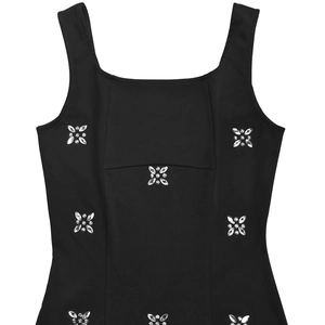 Détail d'une robe noire à col carré avec des motifs floraux en strass argentés