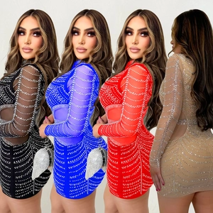 Detailansicht der Strass-Netzkleider mit langen Ärmeln in Schwarz, Blau, Rot und Beige