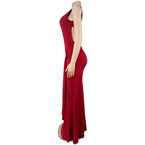 Dettaglio dell'abito lungo rosso con schiena scoperta, cut-out laterali e nastri