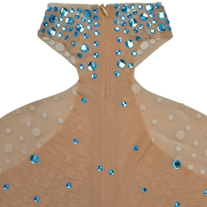 Vue détaillée du tissu en résille avec strass bleus et fermeture éclair invisible