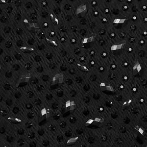 Dettaglio macro del tessuto a rete nera con strass scintillanti e cristalli a goccia