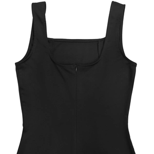 Détail de la robe noire sans manches à encolure carrée avec fermeture éclair discrète