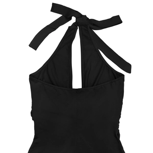 Détail d'une robe dos nu noire avec un nœud au cou et une découpe sexy dans le dos