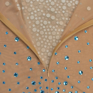 Gros plan de strass bleus sur robe en maille avec détail de fermeture éclair invisible