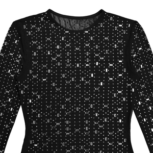 Dettaglio della maglia a maniche lunghe in mesh nero con strass argentati luccicanti