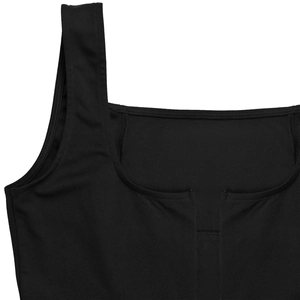 Gros plan sur l'encolure carrée élégante et les coutures d'une robe noire sans manches