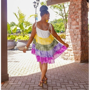 Dettaglio dell'abito estivo tie-dye a balze con strati colorati e spalline sottili