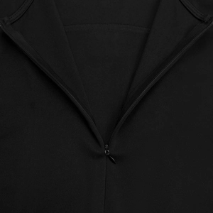Vue macro d'une fermeture éclair invisible de haute qualité sur une robe noire