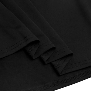 Détail de la couture double et du tissu en maille premium sur une robe noire