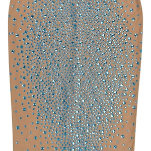 Détail macro de strass bleu clair étincelants sur un tissu en maille chair