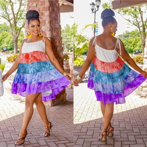 Abito corto a trapezio a balze con stampa tie-dye sfumata multicolore e spalline sottili
