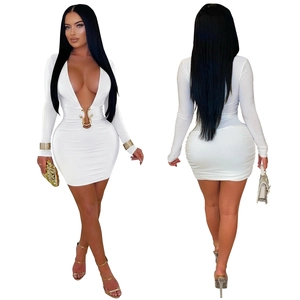 Détail de la robe mini blanche avec col en V profond et boucle serpent dorée unique