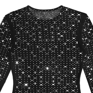 Dettaglio del top in mesh nero trasparente con intricati motivi di strass argentati