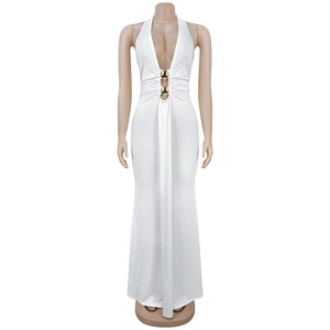 Détails de la robe longue blanche à dos nu avec décolleté en V et boucles dorées