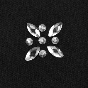 Détails de strass marquise et ronds sur tissu noir pour des robes de soirée élégantes