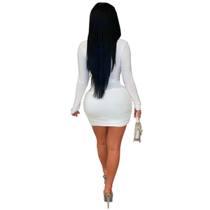 Vue arrière d'une mini-robe moulante blanche à manches longues en tissu élastique ajusté