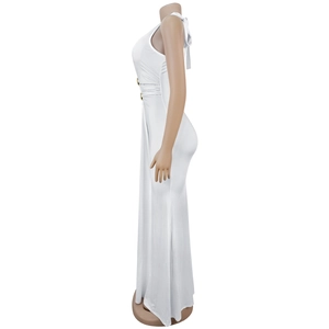 Détail d'une robe maxi blanche dos nu avec boucle en métal doré circulaire à la taille
