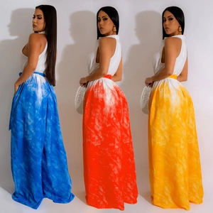 Detailansicht der Damen-Sommersets mit Batik-Weitbeinhose und Neckholder-Oberteilen
