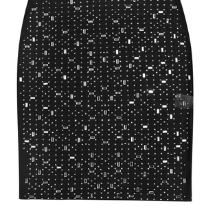 Dettaglio di un abito in mesh nero con strass argentati scintillanti e paillettes in metallo