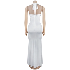 Détail de la robe blanche dos nu avec licou montrant une silhouette sirène élégante