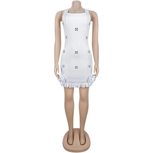Détails de la robe courte blanche avec des fleurs 3D et un ourlet à volants élégant