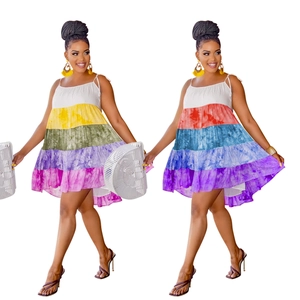 Dettaglio del mini abito boho a strati con stampa tie-dye e spalline sottili