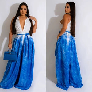 Damen Jumpsuit ärmellos mit V-Ausschnitt, weißes Oberteil und blaue Batik-Weitbeinhose