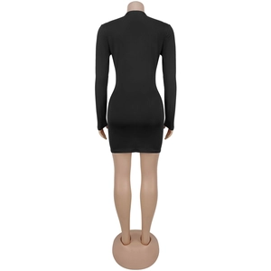 Vue arrière d'une mini robe moulante noire à manches longues montrant la coupe ajustée