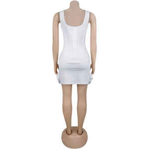Vue détaillée du dos d'une robe mini blanche sans manches avec une fermeture éclair invisible