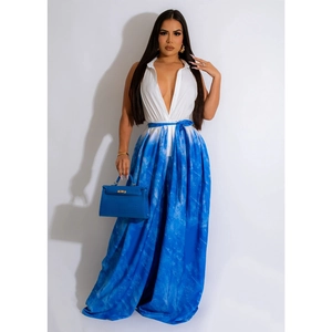 Detail der Jumpsuit mit V-Ausschnitt, Taillenbindung und blauer Tie-Dye Weithose
