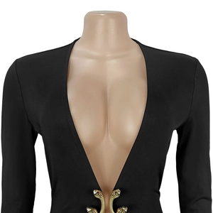 Gros plan d'une robe noire sexy à décolleté en V avec boucles serpent dorées décoratives
