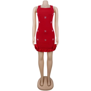 Détail de la robe courte rouge sans manches avec motifs en strass et fleurs 3D appliquées