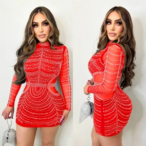 Funkelndes rotes Strass-Minikleid mit langen Ärmeln und transparenten Mescheinsätzen