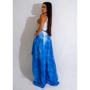 Detail der blau-weißen Batik-Palazzohose mit weich fallendem Stoff für den Sommer-Look