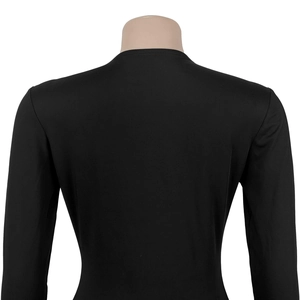 Détail de la robe noire à manches longues avec tissu moulant et décolleté rond au dos
