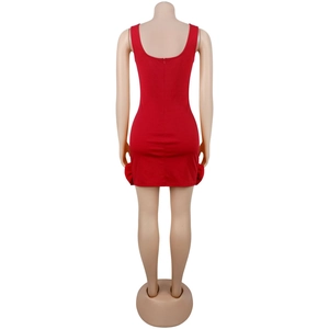Détail d'une robe moulante rouge sans manches avec dos ouvert et fermeture éclair invisible