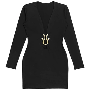 Détail du décolleté en V profond sur robe courte noire avec boucle serpent dorée