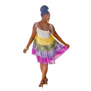 Vista posteriore del mini abito a balze tie-dye colorato con spalline con fiocco regolabili