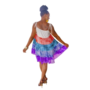 Dettaglio dell'abito a balze tie-dye colorato con spalline sottili e top bianco