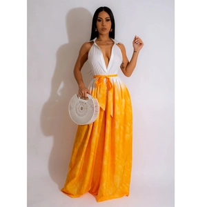 Detail der hohen Taille mit orangefarbener Schleife am ärmellosen V-Ausschnitt Maxi-Kleid