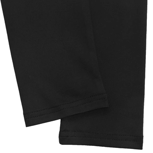 Détail de l'ourlet à double couture sur un tissu tricoté noir très élastique