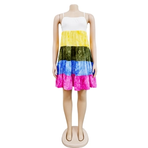 Dettaglio del design a cinque strati colorati con motivi tie-dye su questo abito corto